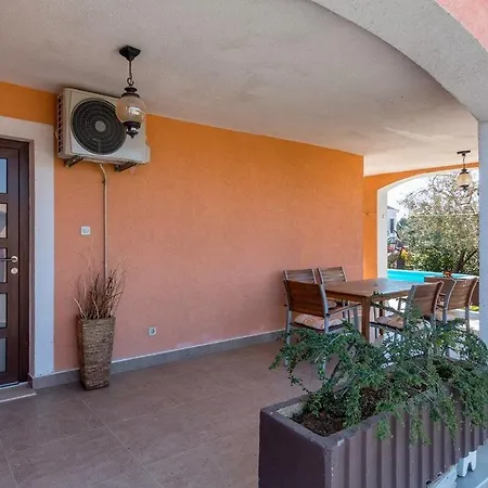 Kety Apartment Pula